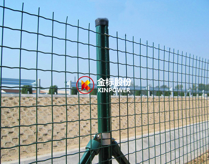 湖北宜昌巴東高速公路隔離柵由金標(biāo)股份團(tuán)隊(duì)打造完成，安裝后無(wú)明顯翹曲現(xiàn)象，網(wǎng)面平整堅(jiān)固，所有鋼構(gòu)件均進(jìn)行了防腐處理。