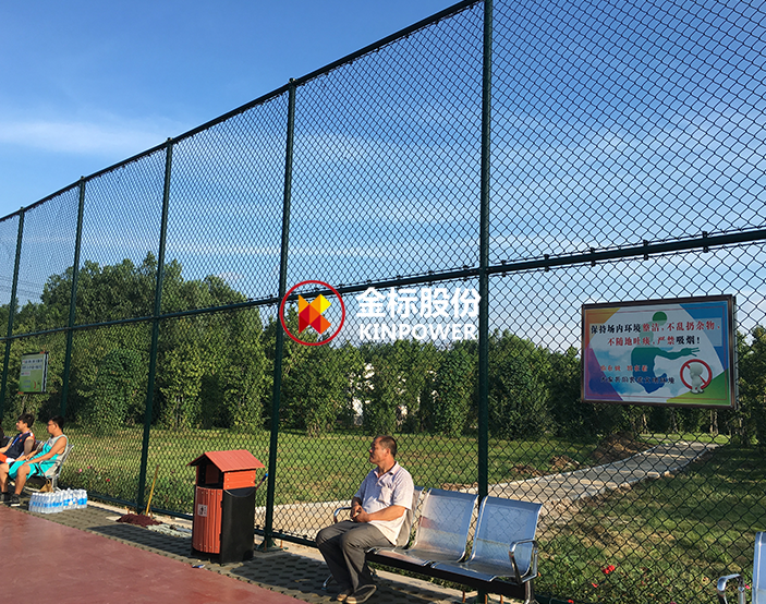 漢王公園籃球場(chǎng)隔離柵最大的特點(diǎn)是由金標(biāo)設(shè)計(jì)的勾花網(wǎng)和框架焊接而成，黑絲和鍍鋅絲的每個(gè)連接點(diǎn)都是鉤編設(shè)計(jì)，不僅好看，當(dāng)遇到外力的時(shí)候會(huì)自動(dòng)擴(kuò)張或收縮，以達(dá)到很好的緩沖效果，緩解球體反彈對(duì)人體造成傷害。