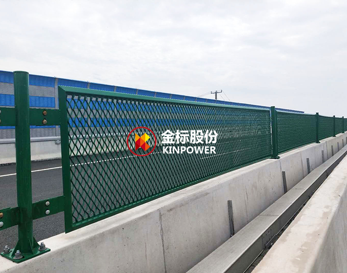 金標(biāo)股份為湖北荊州洪湖至監(jiān)利段高速公路安裝設(shè)計(jì)了防眩網(wǎng)隔離柵，隔離柵不僅起到隔離行人和牲畜誤入公路的作用，防眩功能還可以有效地緩解夜間車(chē)輛行駛過(guò)程中會(huì)車(chē)時(shí)對(duì)面車(chē)輛的遠(yuǎn)光燈給司機(jī)造成刺眼炫目的不良影響，
